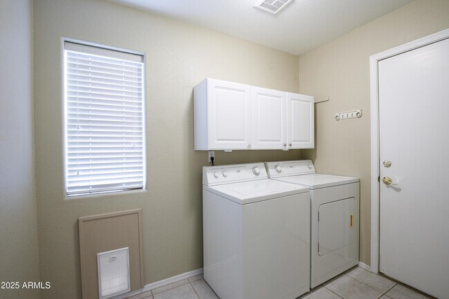 Building Photo - 9643 E Sheena Dr
