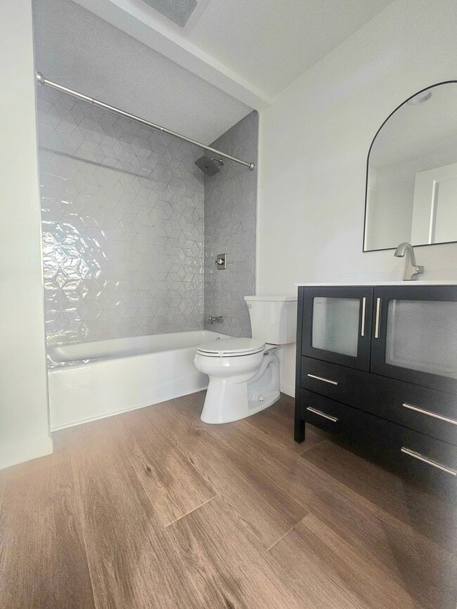 Building Photo - Algonquin Lane