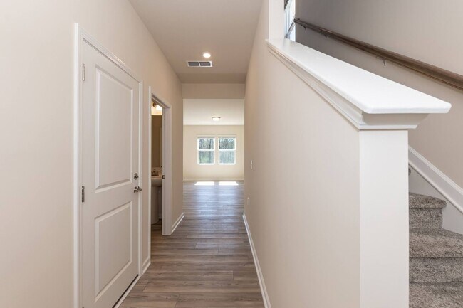 Building Photo - Three Bedroom Home!