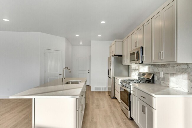 Building Photo - 825 W 700 S