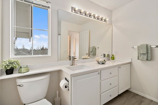Building Photo - 3bd/2.5ba Bellevue Condo