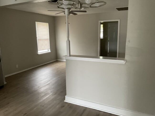 Building Photo - 3 Bed/2 Bath on the Inner Wst Side