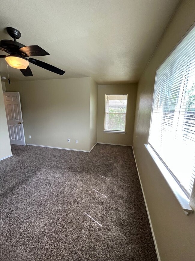 Building Photo - 3 Bedroom 2 bath NEAR TESLA!