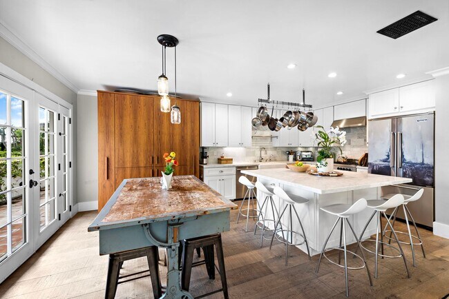 Building Photo - Mid-century modern meets industrial chic i...