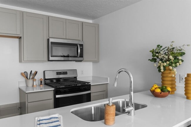 Building Photo - Charming Townhome in Provo, UT  $500 gift card if rented, Pets upon approval