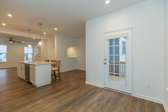 Building Photo - 3 Bed/3.5 Bath NEW Townhome in Charles Tow...