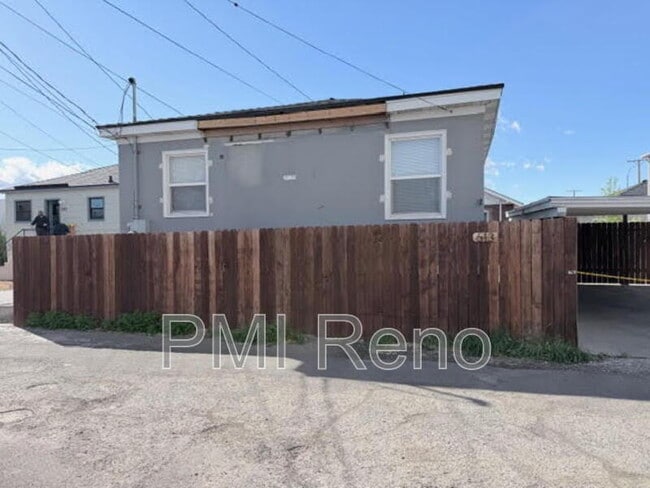 Building Photo - 613 E 2nd St