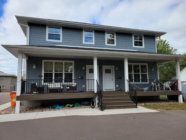 Building Photo - 5 Bed 3 Bath close to UWEC, bike trails, C...