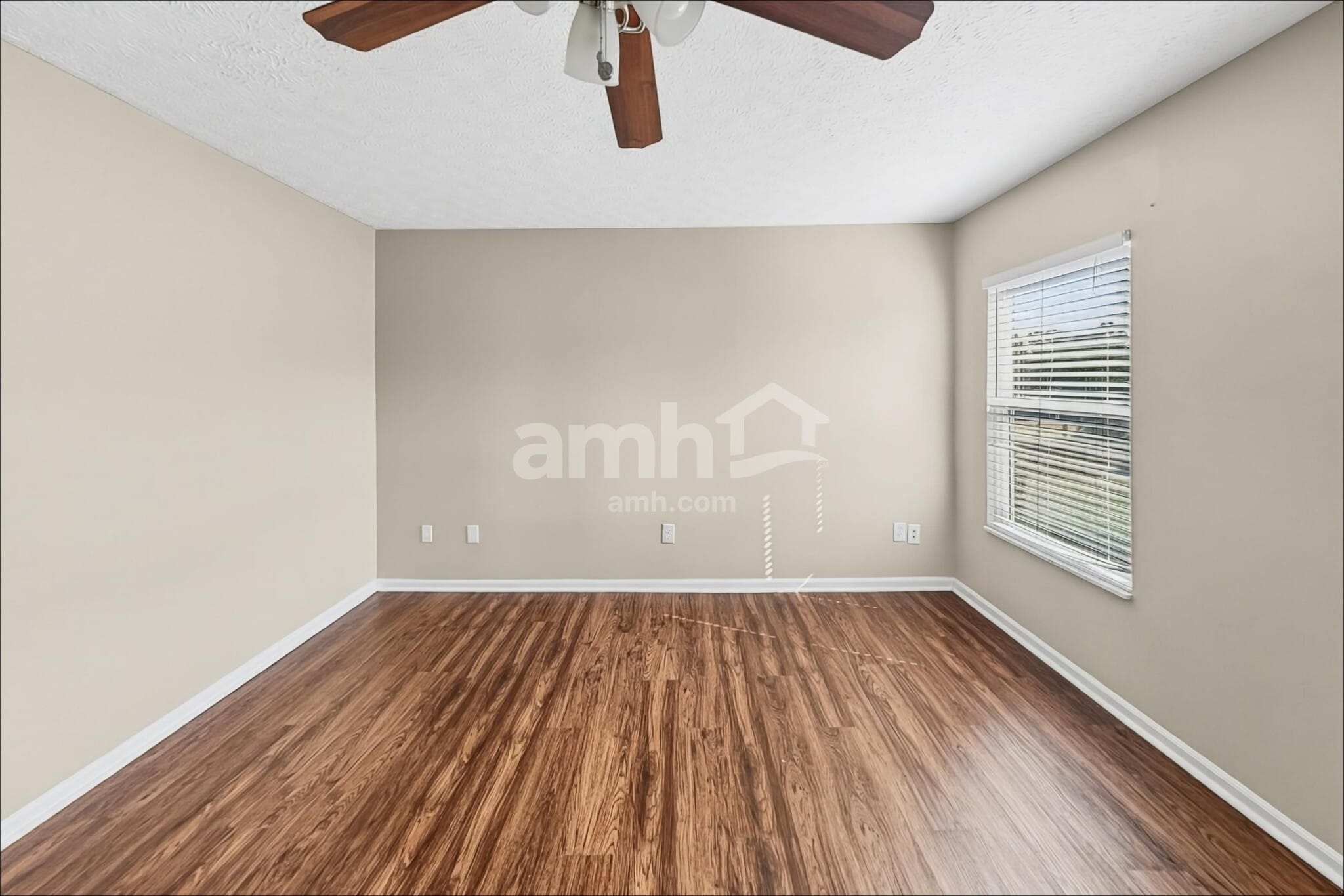 Building Photo - 4024 Walnut Crossing Dr
