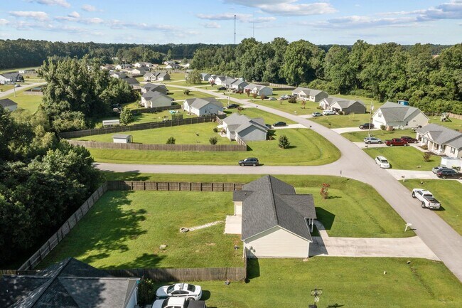 Building Photo - Welcome to Woodbury Farm!