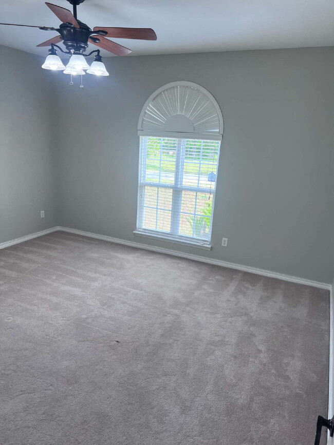 Building Photo - 105 Par Ct