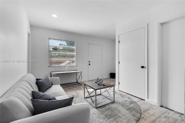 Building Photo - 1510 Normandy Dr