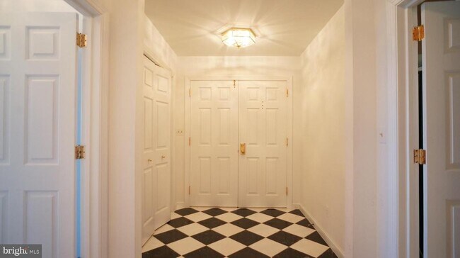 Building Photo - 10 E Lee St