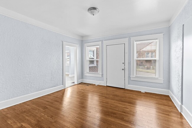 Building Photo - Luxuriously Renovated 3 Bedroom 1 Bath Hom...