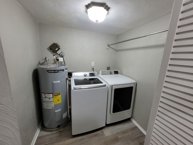 Building Photo - Townhouse in the Heart of Virginia Beach!