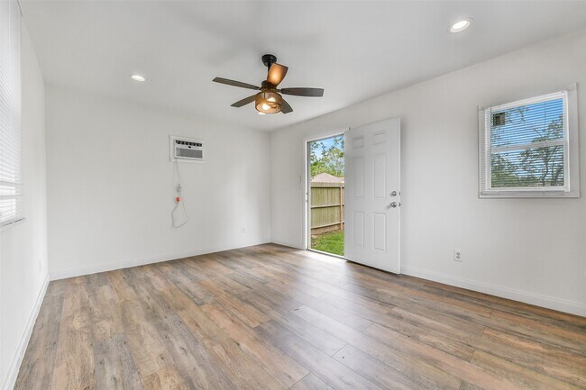 Building Photo - 4712 33rd St E