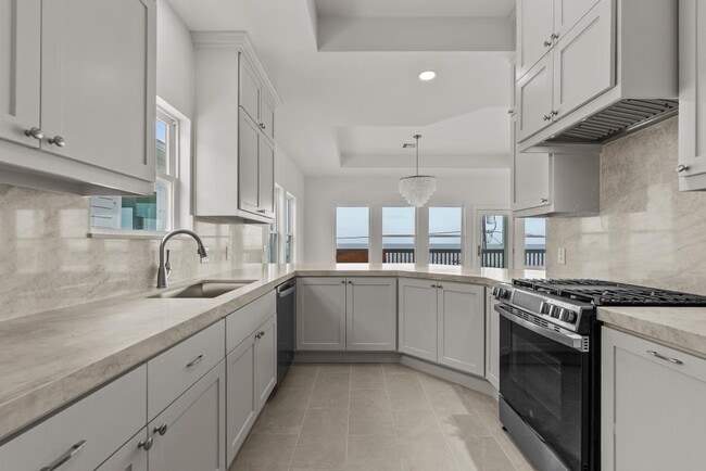 Building Photo - 512 2nd St