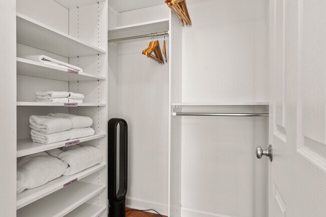 Building Photo - Furnished Pet-Friendly 30-Day Extended Stay Riverfront Condo