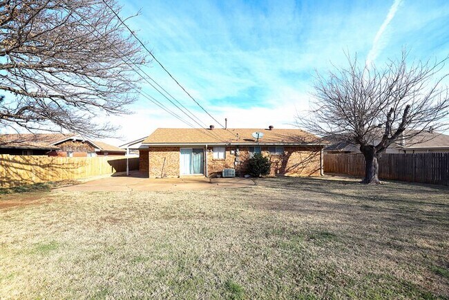 Building Photo - Warr Acres