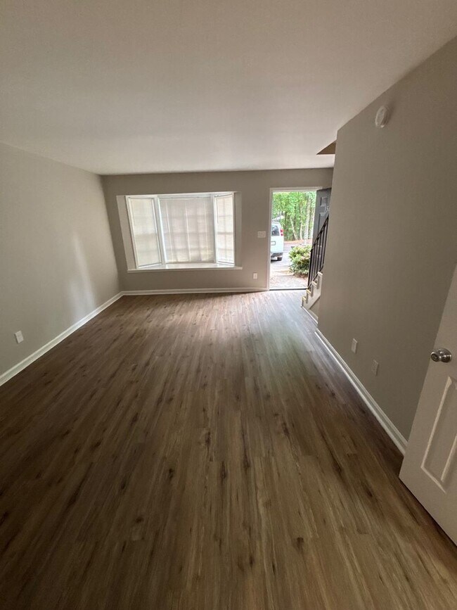 Building Photo - Pineview Pointe Apartments