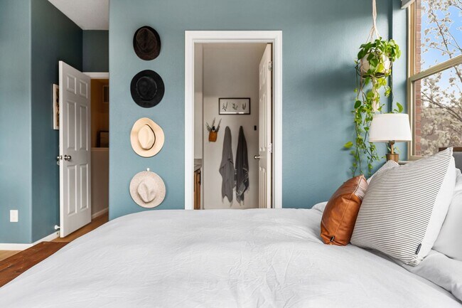 Building Photo - Modern 2-Bed, 2.5-Bath Corner Unit in Arva...