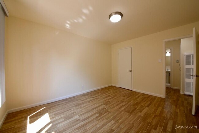 Building Photo - 1915 Greenwich St