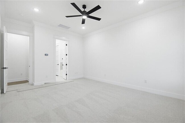 Building Photo - 431 Hedge Dr