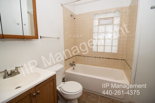 Building Photo - Charming Down Unit in Garfield Heights – A...