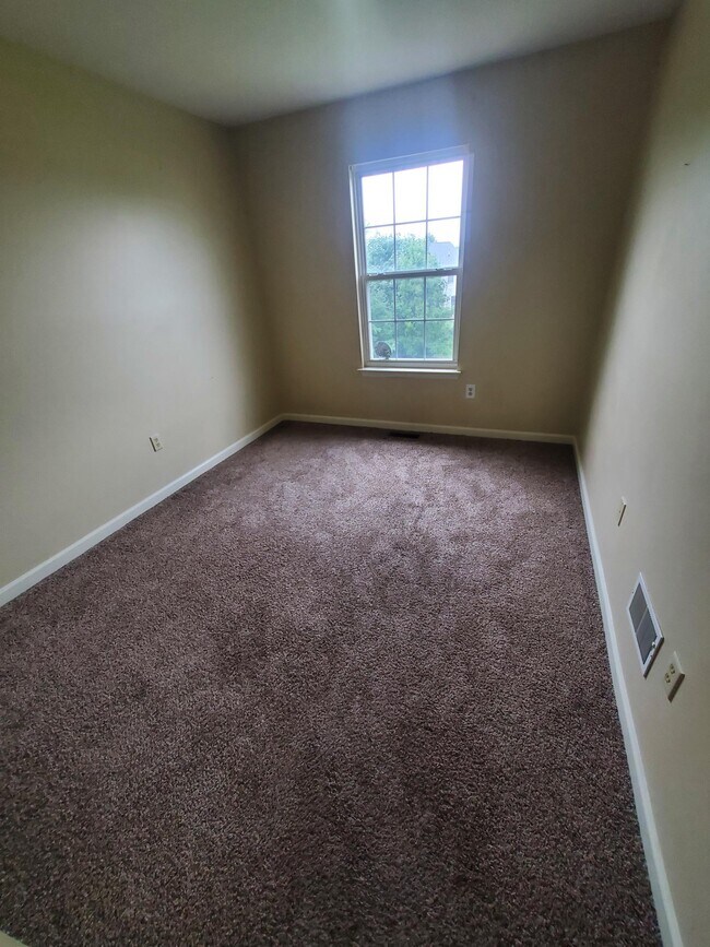 Building Photo - 667 Walnut Tree Dr