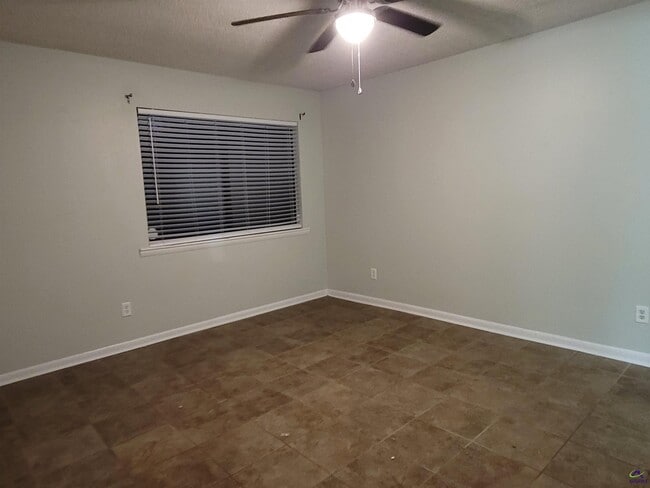 Building Photo - 211 Somerset Dr