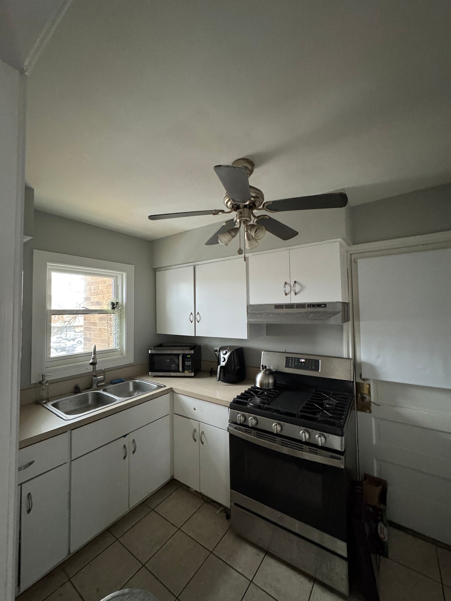 Building Photo - 1557 Monroe Ave