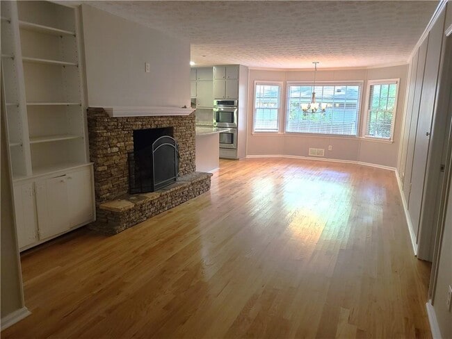 Building Photo - 2520 Riverglenn Cir