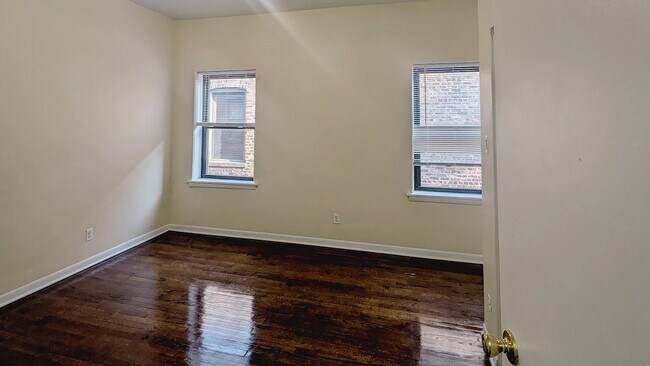 Building Photo - 5219 S Greenwood Ave
