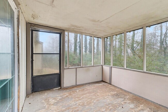 Building Photo - 3 Bedroom 2 Bathroom House