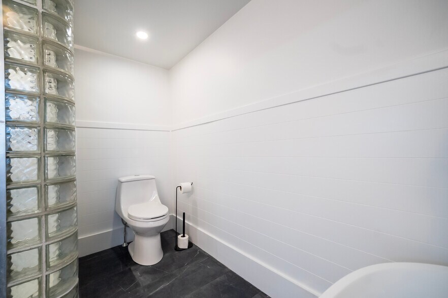 Building Photo - 10 Wampanoag Trl