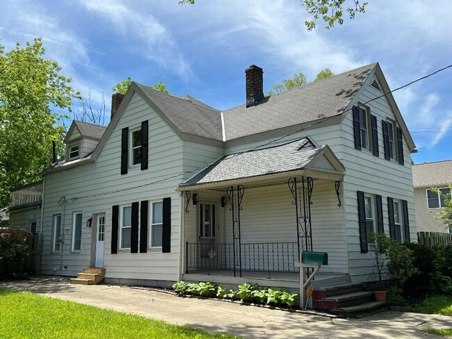 Building Photo - Detroid Shoreway Renovated  4 Bedroom, 2 Bath House with Detached Garage