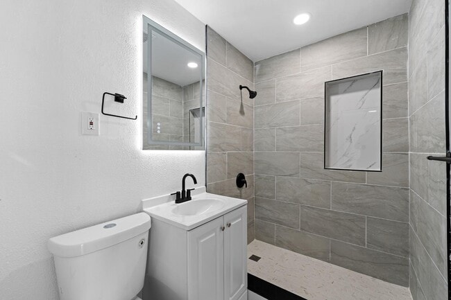 Building Photo - 585 Lindley Terrace