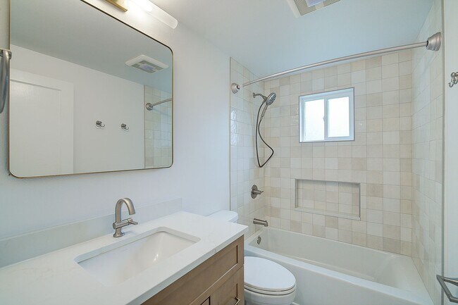 Building Photo - 3bd/1.5ba Seattle House