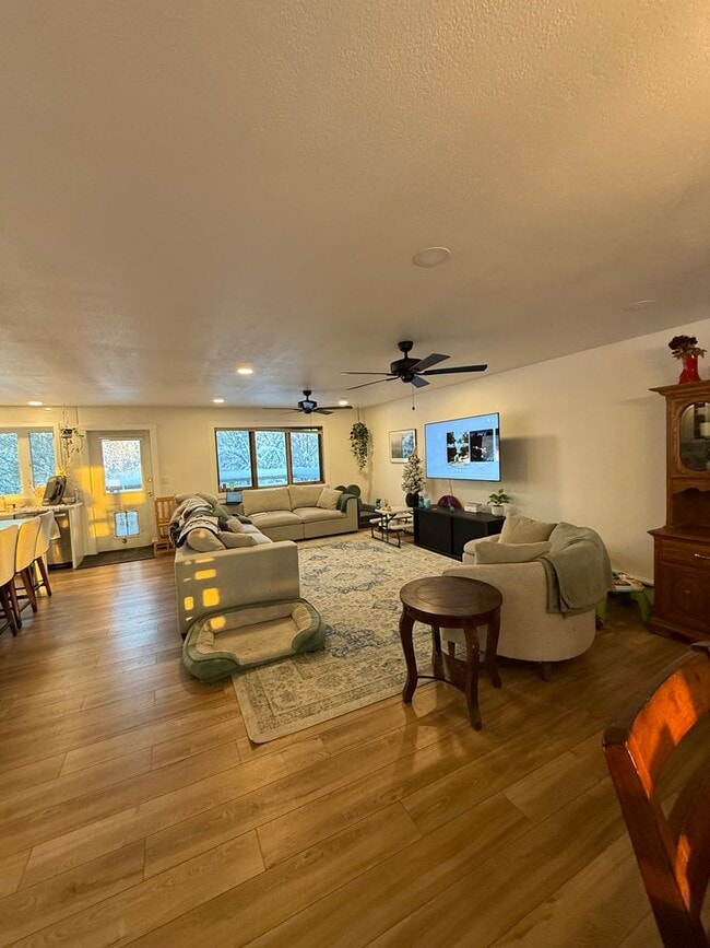 Building Photo - 4-bedroom home in Fairbanks / Dog friendly / Natural Gas