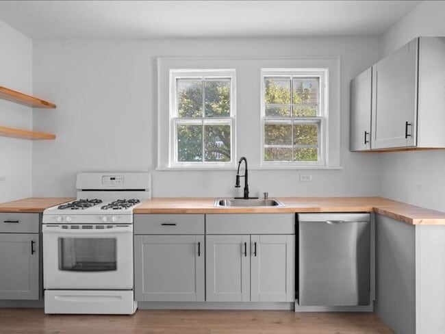 Building Photo - Spacious Pet Friendly 4 Bedroom Rental in ...