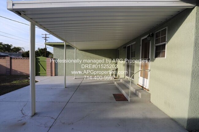 Building Photo - Newly renovated 3 bedroom / 2 bathroom hou...