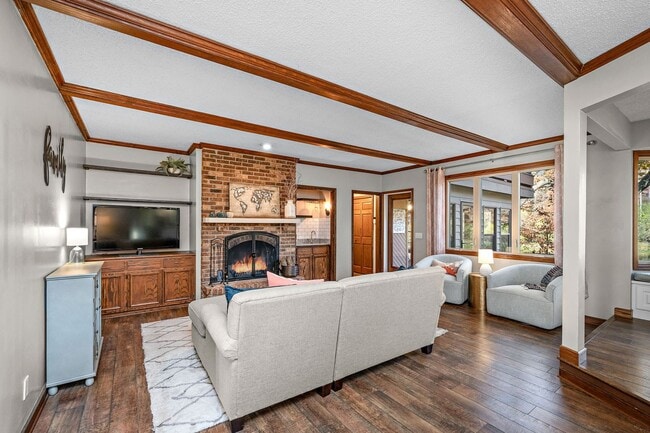 Building Photo - Stunning Remodeled 4BR Home w/ Pond View &...