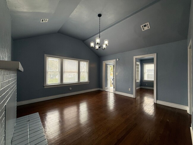 Building Photo - Charming Living in the Heart of Historic M...