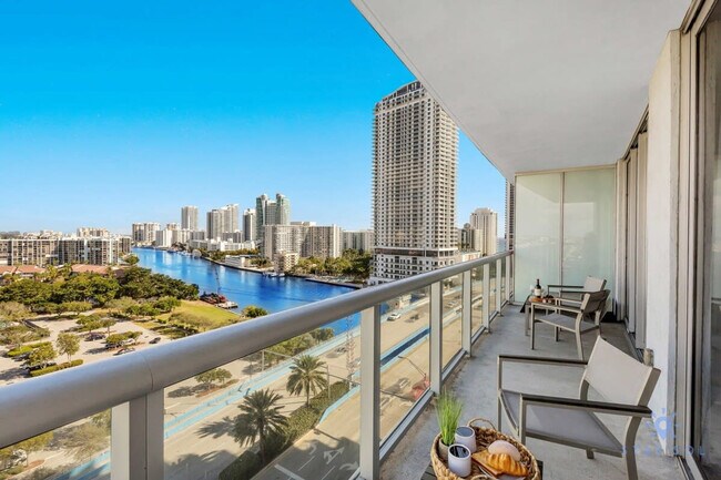 Building Photo - 2602 E Hallandale Beach Blvd