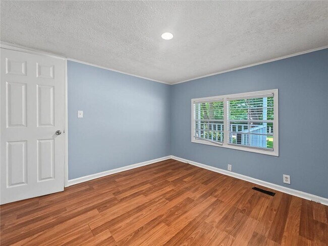 Building Photo - 3542 Shoreland Dr