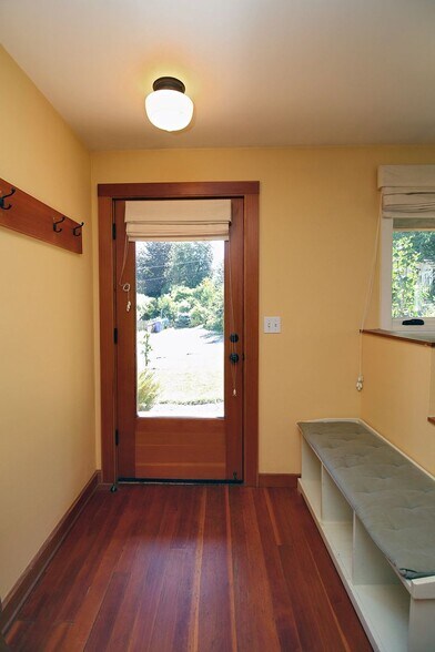Building Photo - 9233 SW Brier Pl