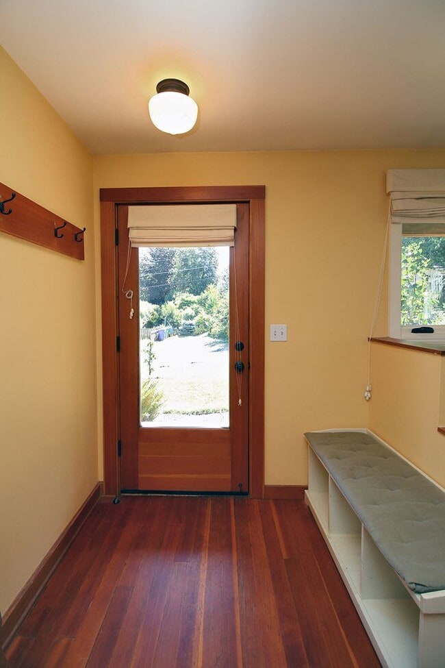 Building Photo - Beautifully Remodeled 2 Bedroom Collins Vi...