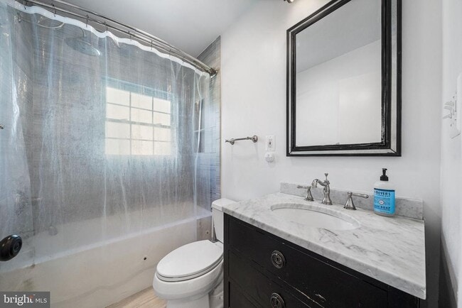 Building Photo - 2718 S June St