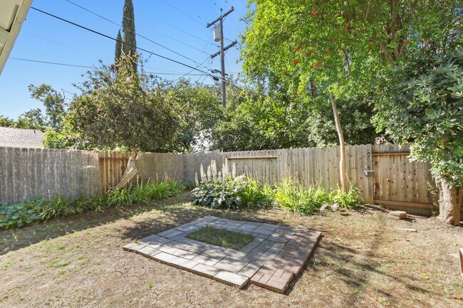 Building Photo - 4 Bedroom 3 Bathroom in Central Davis - Immediate Move-In