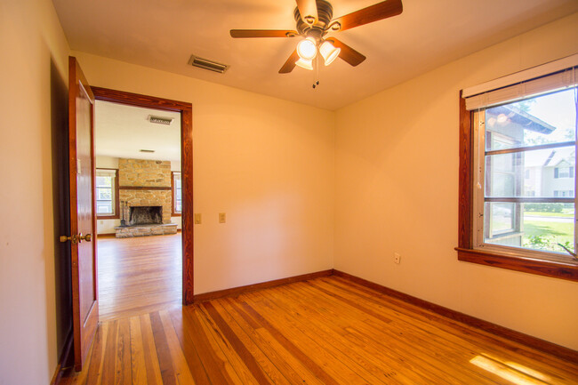 Building Photo - 3 Bed 2 Bath Home w/ Hardwood Floors and L...